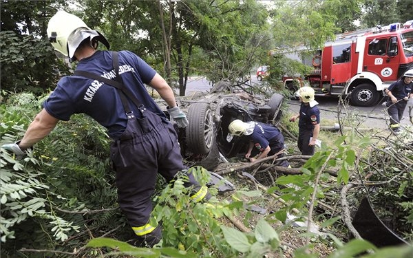 Ketten meghaltak egy balesetben a fővárosban