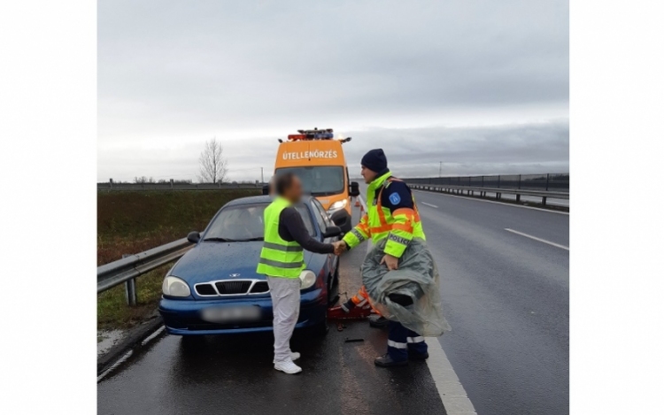 Bajba jutott autóson segítettek a rendőrök