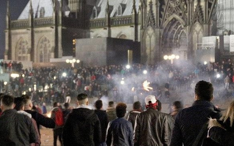 Szilveszterkor elkövetett nemi erőszakkal gyanúsítanak kilenc irakit Ausztriában