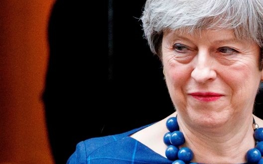 Theresa May megnyerte a bizalmi szavazást