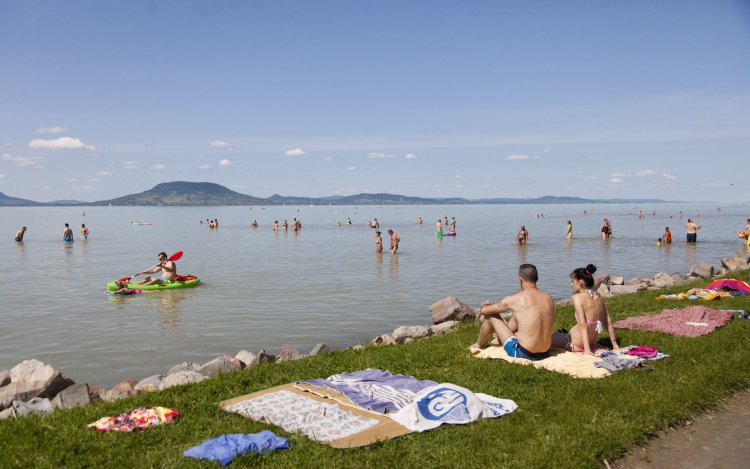 Mintegy 2800 esetben segítettek az önkéntesek a Balaton körül 