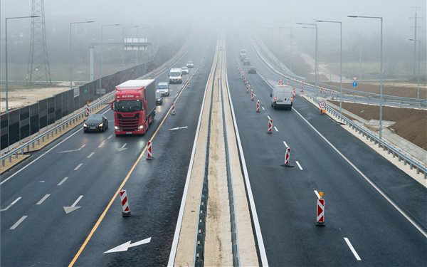 Átadták Veszprémben a 8-as főút déli elkerülő szakaszát