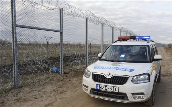 Több mint háromszáz határsértőt fogtak el a hétvégén